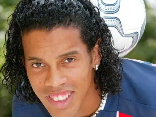 他不但在场 他不但在场